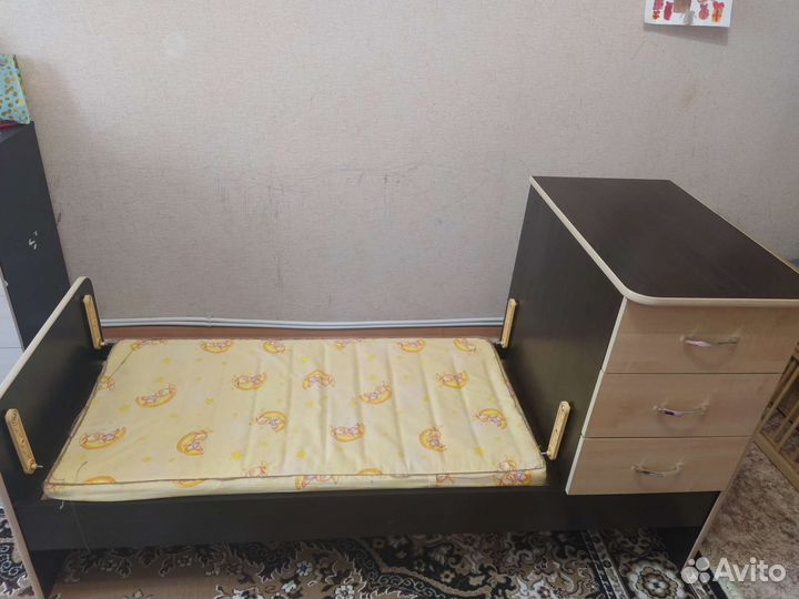 Детская кроватка с маятником