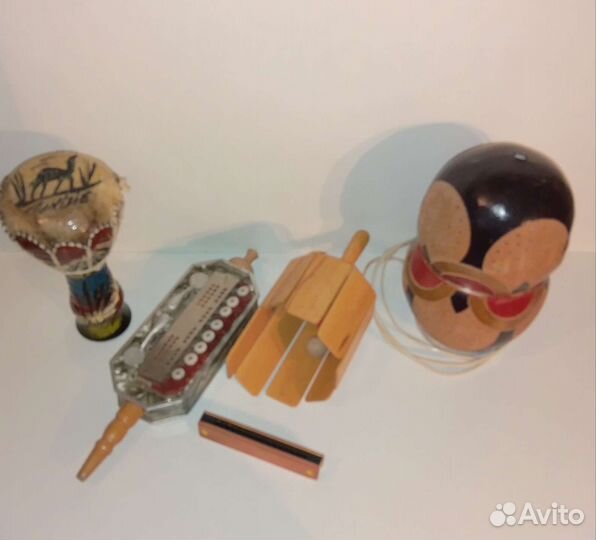 Музыкальные инструменты и настольная лампа