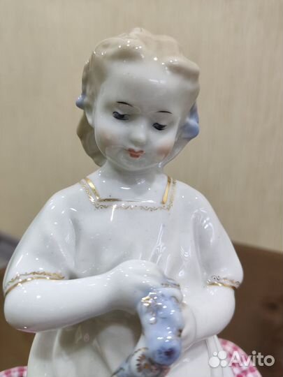 Статуэтка фарфор Девочка, плетущая венок