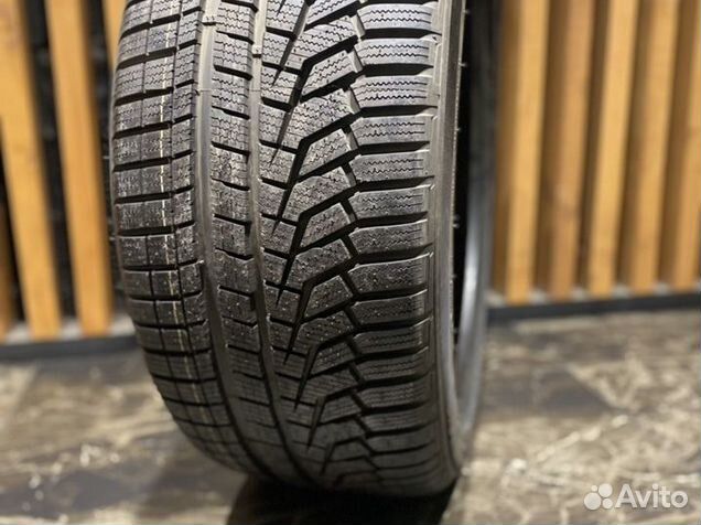 Hankook Winter I'Cept Evo2 W320A SUV 275/40 R22