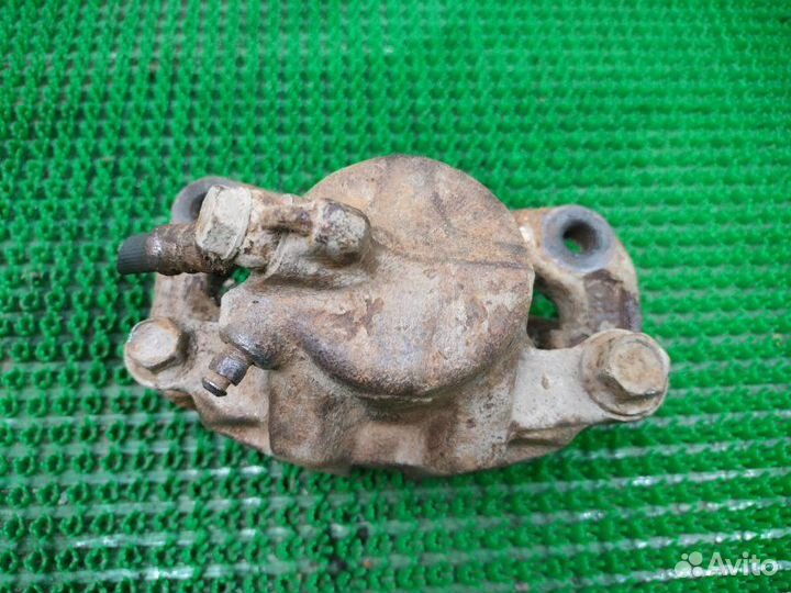 Суппорт передний правый Mitsubishi Lancer CB4W