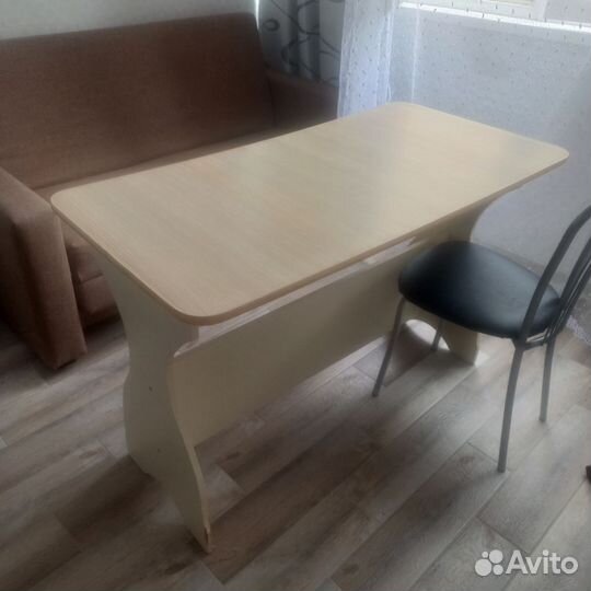 Продам кухонный стол