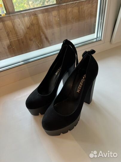 Туфли на ремешках новые