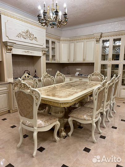 Стол и стулья в гостиную