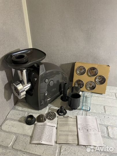 Мясорубка электрическая Moulinex ME684832 черная