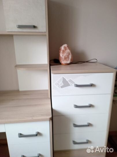 Письменный стол и комод детские