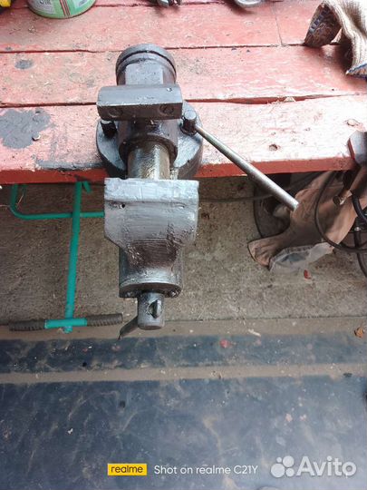 Тиски.ширина.губок.6.см.поворотные.чугунные