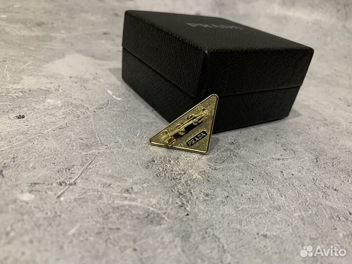 Prada брошь