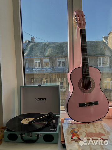 Акустическая гитара розовая