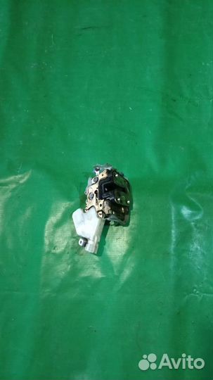 Замок двери передний правый Nissan Tino 1998-2003