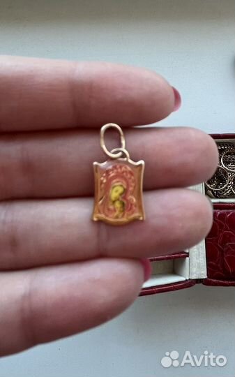 Золотой кулон