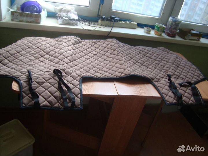 Раритетный предмет мебели с топором и иконой