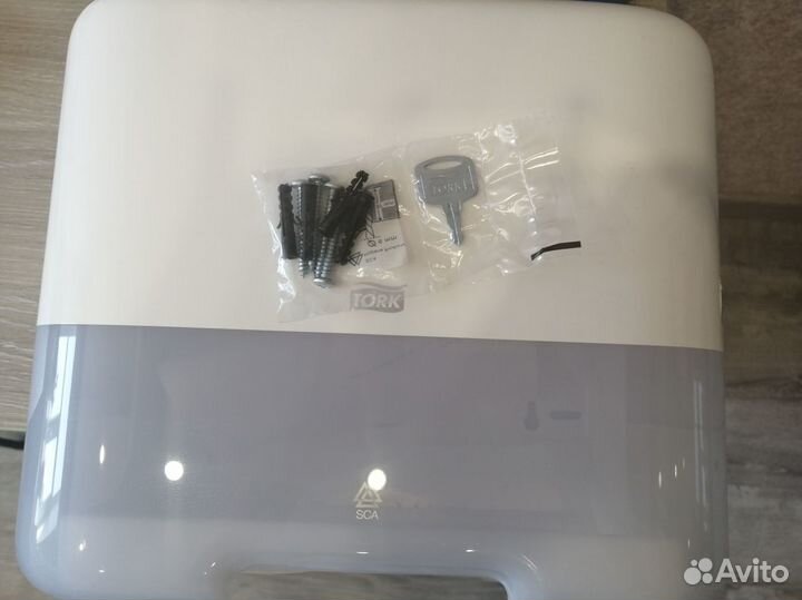 Диспенсер для листовых полотенец Tork