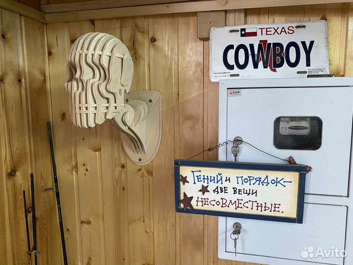 Вешалка для шлема виде черепа