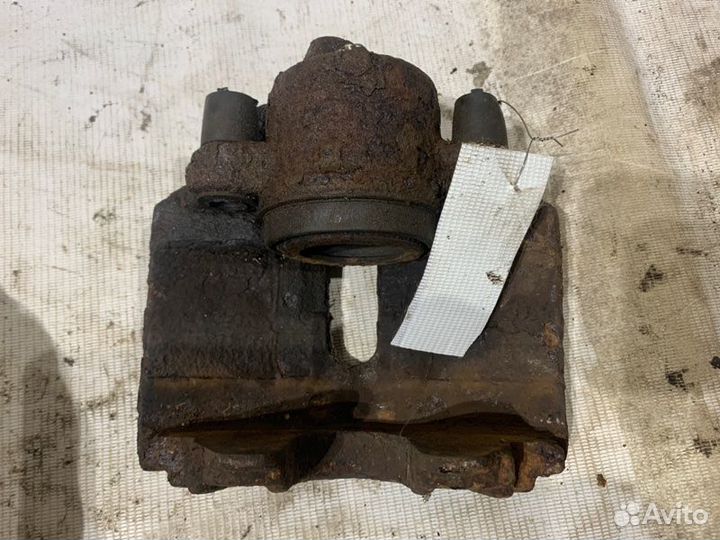 Суппорт тормозной передний левый Volkswagen Passat