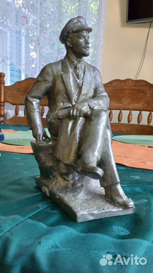 Бюст Ленин сидит на пеньке