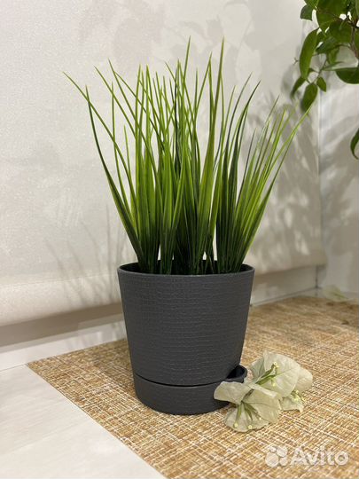 Искусственные цветы в горшках