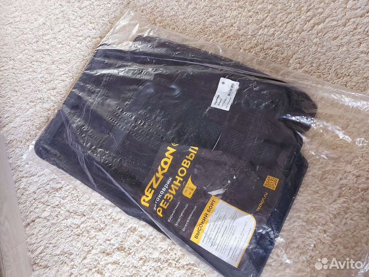 2коврика на Hyundai Solaris(резиновые)