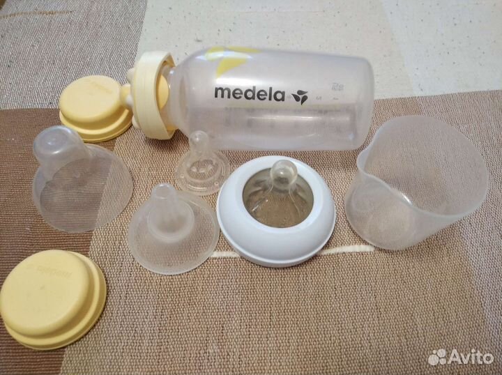 Бутылочка для кормления и набор силиконовых сосок