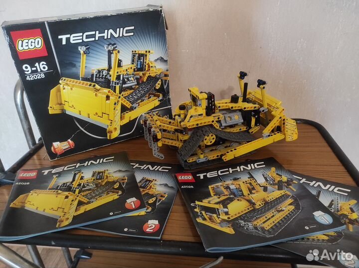 Lego Technic 42028 бульдозер
