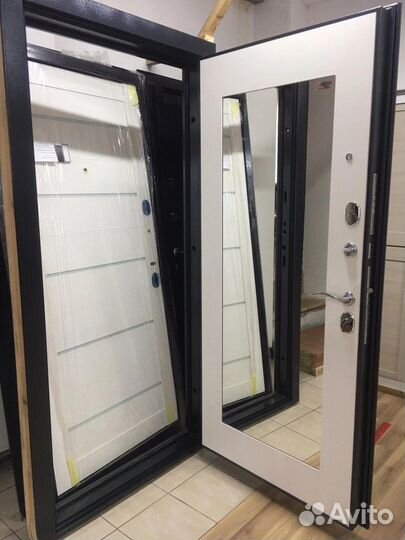 Дверь входная с зеркалом и без зеркала