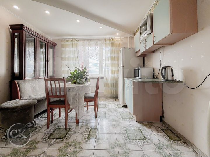 Доля в 6-к. квартире, 53,5 м², 9/12 эт.