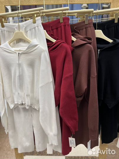 Женский костюм на молнии с капюшоном