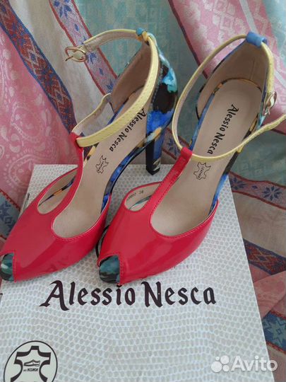 Яркие летние босоножки женские и черные эффектные