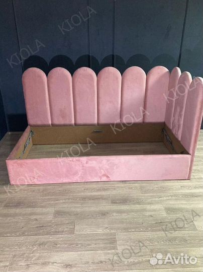 Детская кровать со спинкой