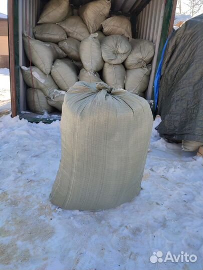 Опилки в мешках