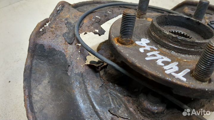 Ступица (кулак, цапфа) левая передняя Toyota RAV 4