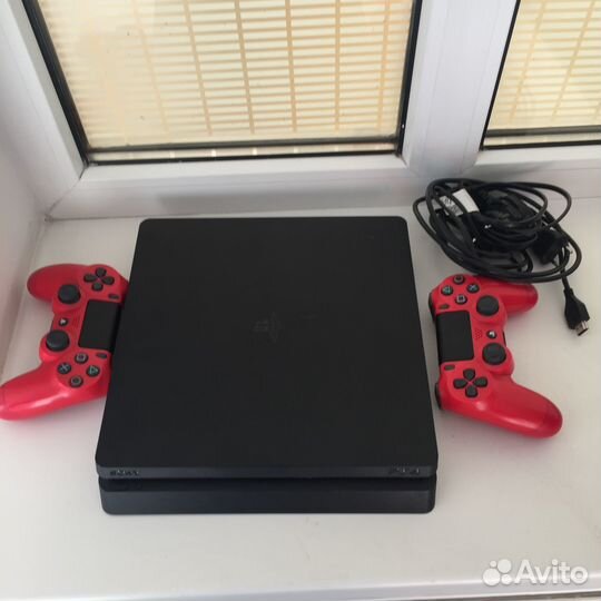 Ps4 slim с Играми два Геймпада