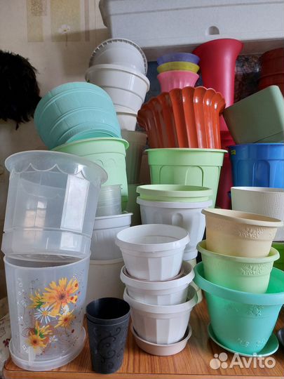 Новые пластивовые горшки, опоры для цветов