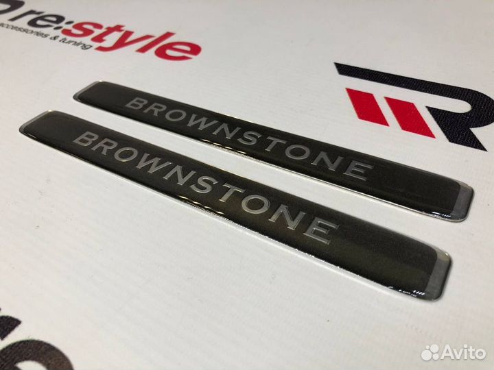 Эмблема (Шильдик) Brownstone Серая