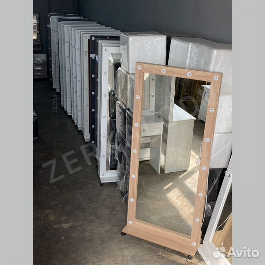 В наличии зеркала с лампами