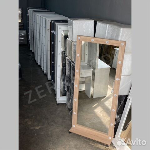 В наличии зеркала с лампами