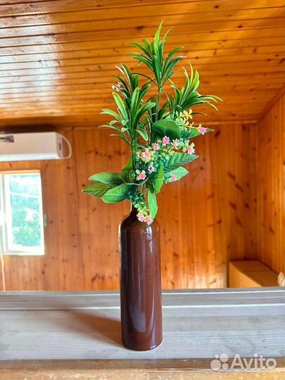 Интерьерная глиняная ваза с узким горлышком