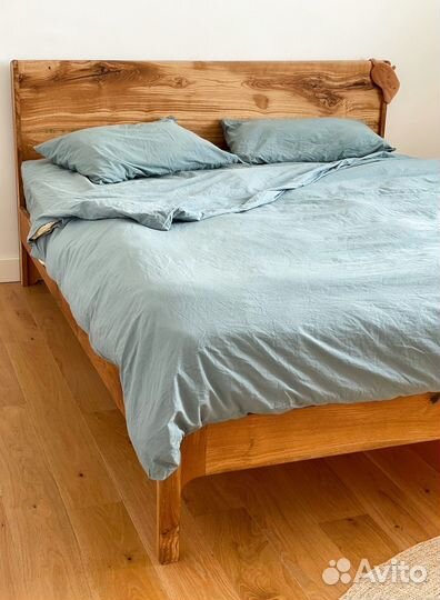 Кровать из натурального дерева