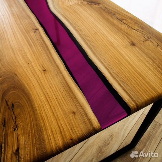 Стол из слэба с розовой смолой