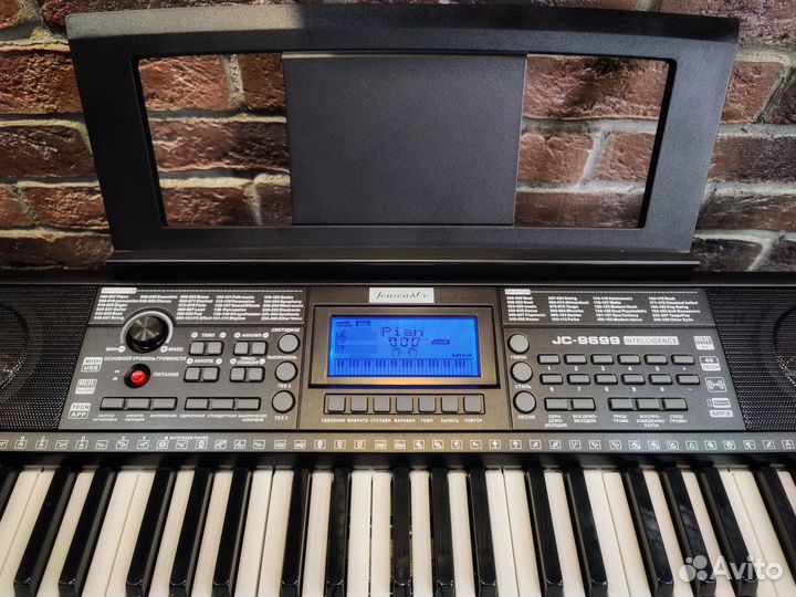 Синтезатор с подсветкой клавиатуры для обучения