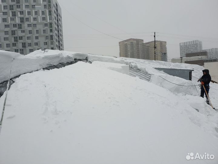 Уборка снега с крыш, очистка крыш от снега