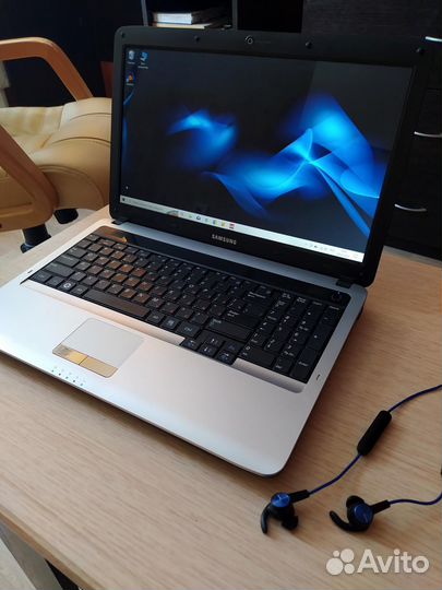 Samsung /2,3 MHz/4Gb/SSD