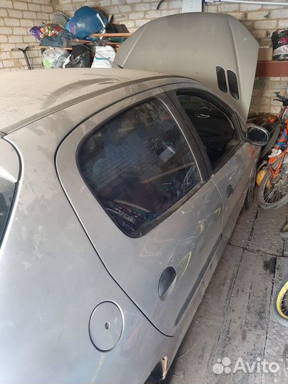 Peugeot 206 1.4 МТ, 2000, битый, 235 000 км