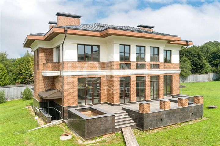 Дом 862 м² на участке 38 сот.