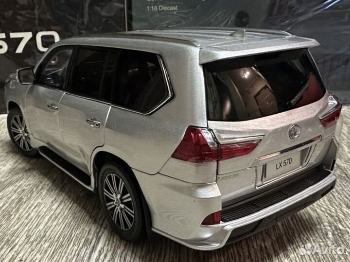 Модель Lexus LX 570 2022 silver 1/18 LCD