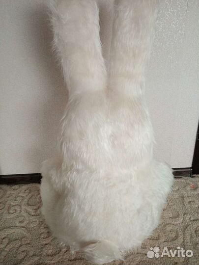 Большой плюшевый заяц