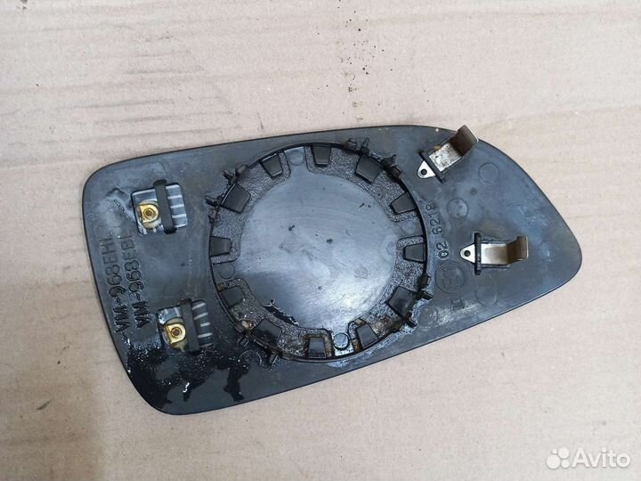 Зеркальный элемент левый Опель Астра Н