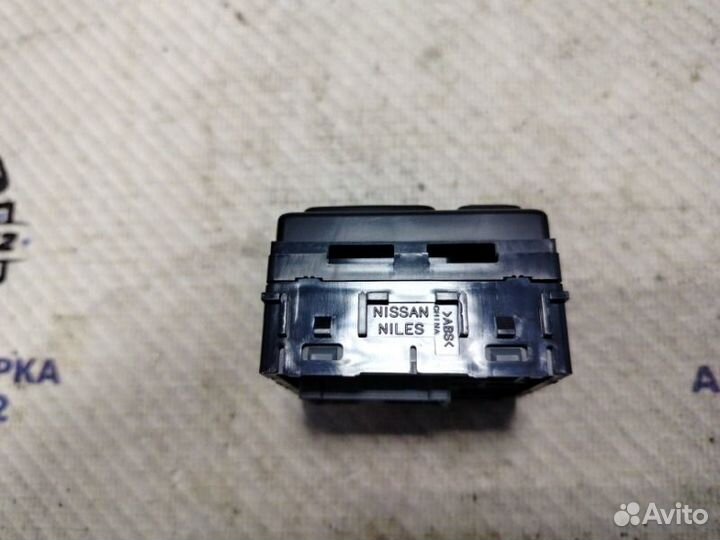 Кнопка регулировки зеркал Nissan Juke YF15