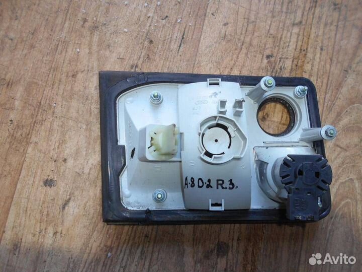 Фонарь задний внутренний правый Audi A8 4D 1994