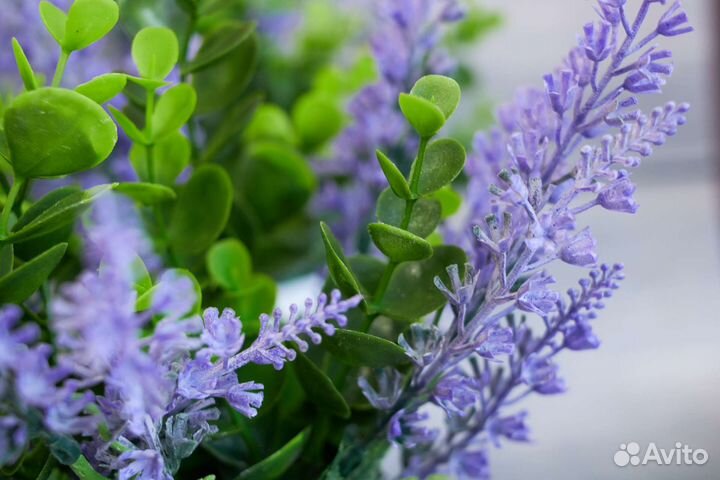 Искусственные цветы в горшке